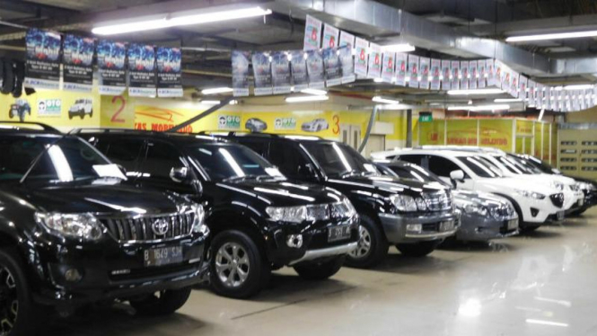 Deretan mobil bekas di WTC Mangga Dua, Jakarta Pusat.