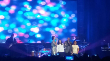 Raisa tampil dalam konser Peabo Bryson