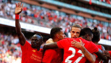 Para pemain Liverpool merayakan gol ke gawang Barcelona.