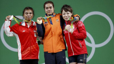 Atlet angkat besi Indonesia Sri Wahyuni Agustiani (kiri)