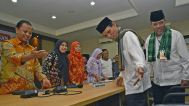 Bakal Cagub dan Cawagub Perseorangan DKI Jakarta Ichsanuddin Noorsy dan Ahmad Daryoko diterima oleh Ketua KPU DKI Jakarta Marsono di kantor KPU DKI Jakarta, Jakarta, Minggu (7/8).