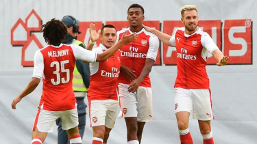 Para pemain Arsenal merayakan gol ke gawang Manchester City.