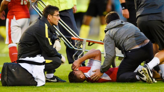 Bek tengah Arsenal, Gabriel Paulista (tengah).