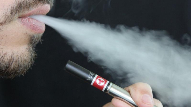 Rokok elektrik atau vape.