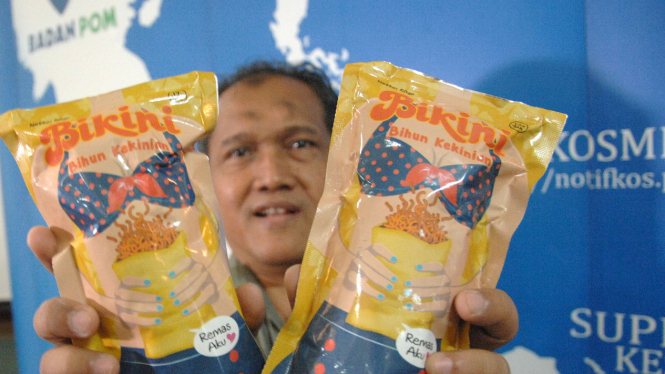 Petugas menunjukkan produk mi Bikini (bihun kekinian) yang disita oleh Badan Pengawas Obat dan Makanan (BPOM) di Jakarta, Senin, 8 Agustus 2016.