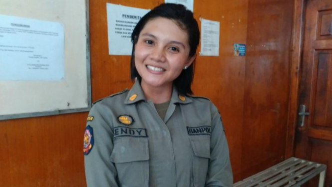 Sendy Si Satpol PP Cantik yang Mahir Berbahasa Inggris