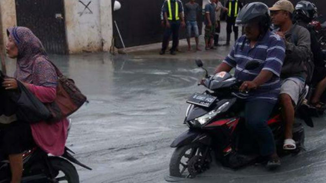 Jalan Raya Marunda Makmur, Kampung Kebon Kelapa, di Kabupaten Bekasi tergenangi lumpur akibat pengeboran pipa gas PT Pertagas pada Selasa, 9 Agustus 2016.