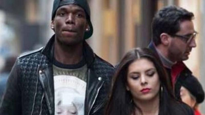 Paul Pogba bersama kekasihnya