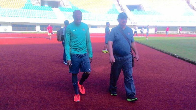 Striker Timnas Indonesia, Boaz Solossa (kiri) bersama Dokter Timnas Syarif Alwi