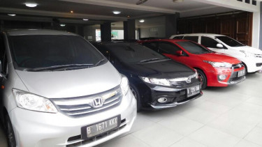 Ilustrasi mobil di parkir di rumah