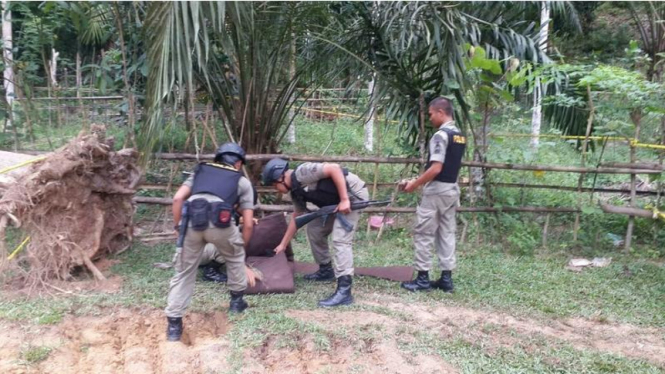 Tim Gegana Polres Aceh Timur mengevakuasi temuan bom dengan bobot 10 kilogram, Rabu (10/8/2016). Diduga bom yang tertimbun di dalam tanah ini adalah sisa konflik Aceh bertahun-tahun lalu.