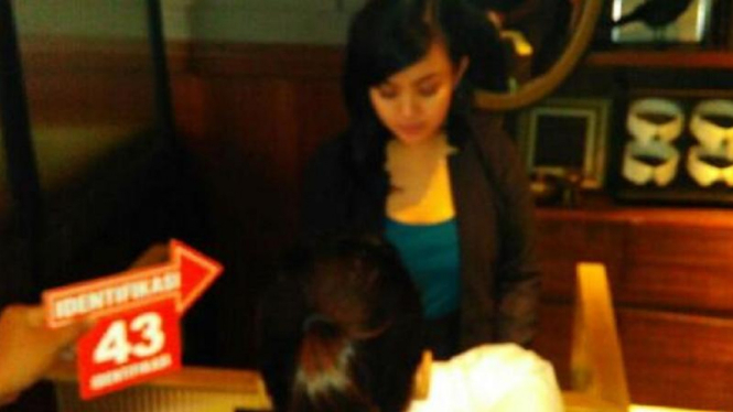 Rekonstruksi kematian Wayan Mirna Salihin di Kafe Olivier, Jakarta.