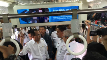 Menteri Perhubungan Budi Karya meninjau pelayanan KRL Commuter Line