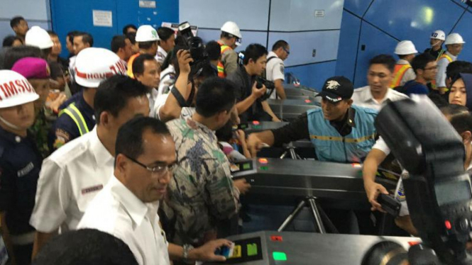 Menteri Perhubungan Budi Karya saat meninjau Stasiun Manggarai .