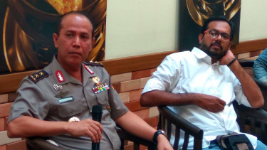 Kepala Divisi Hubungan Masyarakat Mabes Polri, Irjen Pol Boy Rafli Amar (kiri) bertemu dengan Kordinator Komisi untuk Orang Hilang dan Tindak Kekerasan (KontraS) Haris Azhar (kanan).