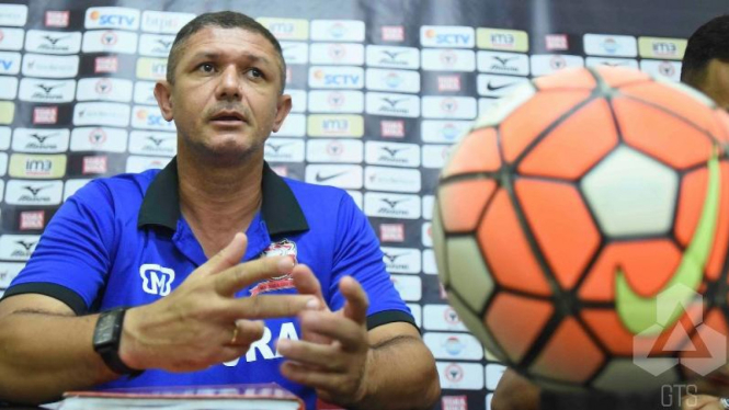 Pelatih Madura United, Gomes de Olivera.