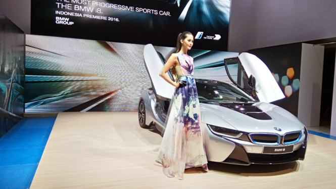 Mobil hibrida BMW i8.