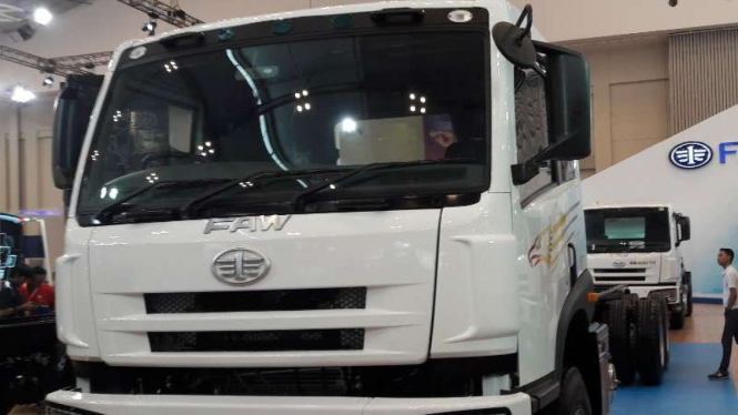 Truk baru FAW dipajang di GIIAS 2016.