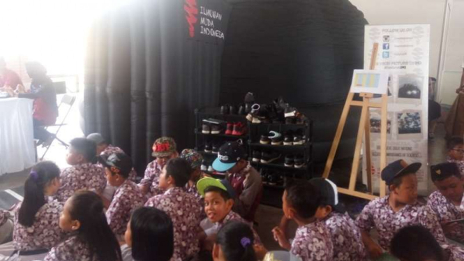 Anak-anak belajar astronomi