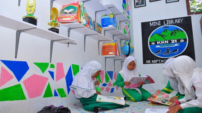 Para siswa MI Miftahul Huda membaca di Perpustakaan Mini.