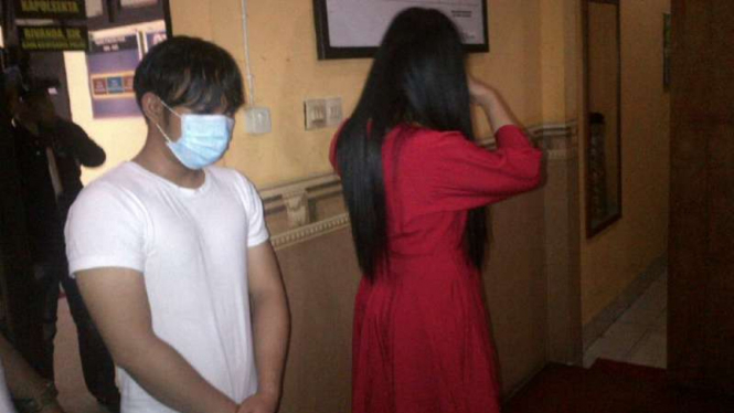 Pasangan selingkuh diamankan petugas Polsek Ilir Timur 1 Palembang.