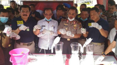 Pemusnahan narkoba dan ekstasi oplosan oleh Polda Sumsel