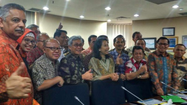 Menteri BUMN, Rini Soemarno (tengah)