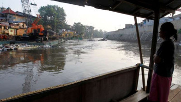 Alat berat mengeruk endapan di Sungai Ciliwung 