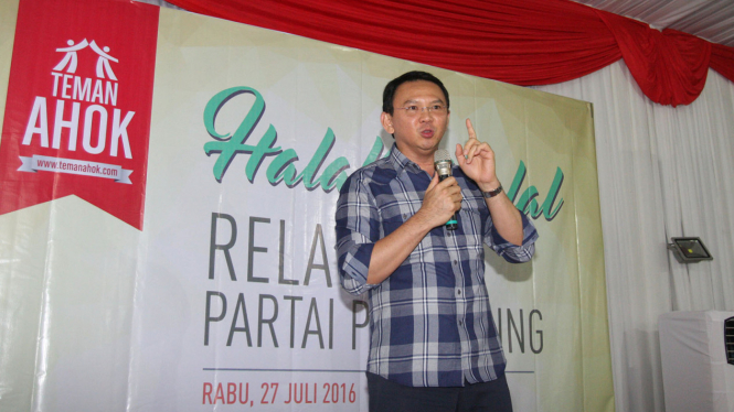 Gubernur DKI Jakarta Basuki Tjahaja Purnama berpidato saat Halal Bihalal di Markas Teman Ahok, Pejaten, Jakarta, Rabu (27/7/2016). Foto: ANTARA/Reno Esnir