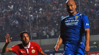 Striker Persib Bandung, Sergio van Dijk (kanan).