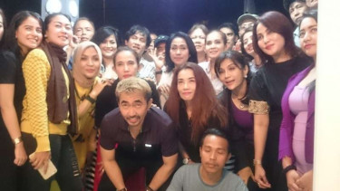 Ketua Umum PARFI, Gatot Brajamusti dan artis PARFI
