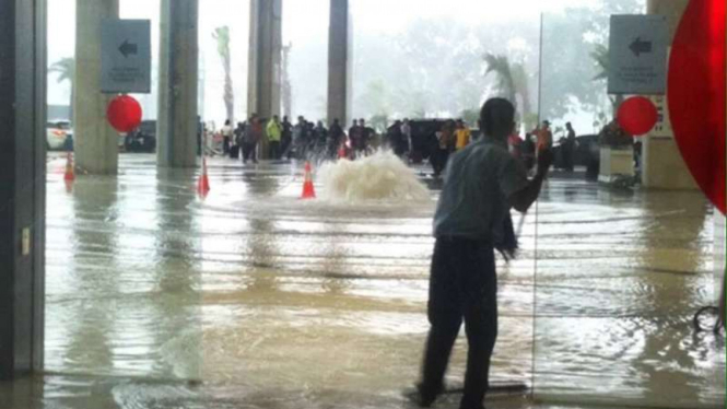 Genangan air di Terminal 3 Ultimate Bandara Soekarno-Hatta.