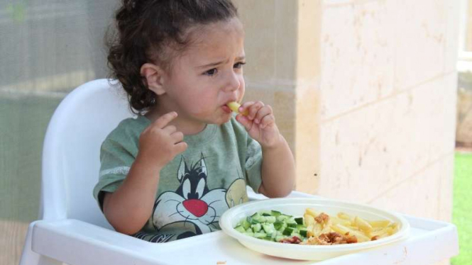 Anak makan sayur