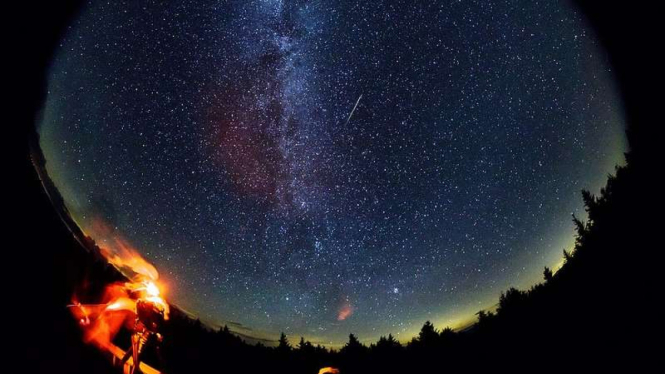 Ilustrasi penampakan hujan meteor.