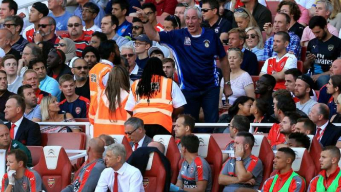 Ilustrasi fans Arsenal meneriakkan protesnya kepada Arsene Wenger