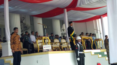 Presiden Joko Widodo meninjau gladi bersih upacara HUT kemerdekaan RI ke-71.