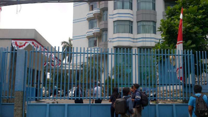 Suasana di depan Apartemen Parama setelah kebakaran, Senin, 15 Agustus 2016.