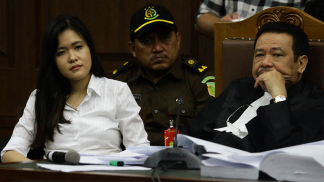 Jessica Kumala Wongso dan pengacaranya.
