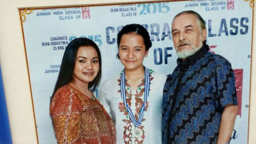 Gloria Natapraja Hamel (tengah), anggota Paskibraka 2016 