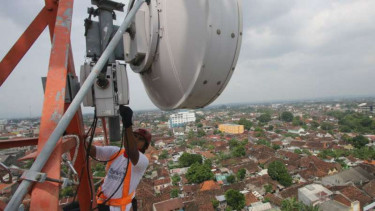 Petugas memperbaiki base transceiver station (BTS).