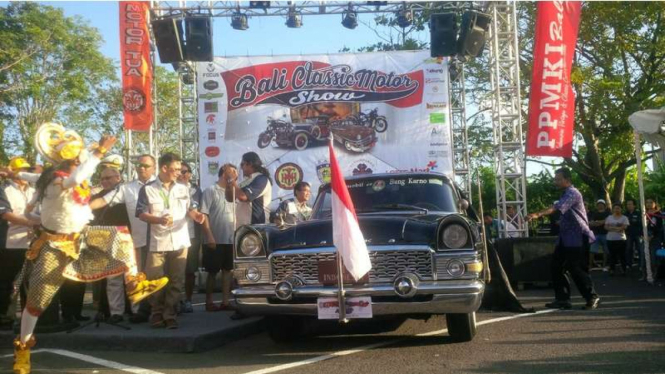 Mobil Yanka Limousine milik Presiden Sukarno yang diberikan oleh Presiden Rusia pada tahun 1961 dipamerkan di Bali, Selasa (16/8/2016). Di dunia, mobil jenis ini hanya ada tiga unit.