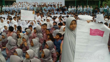 Ribuan pelajar Sekolah Islam Dian Didaktika beri dukungan untuk Gloria, Selasa, 16 Agustus 2016.
