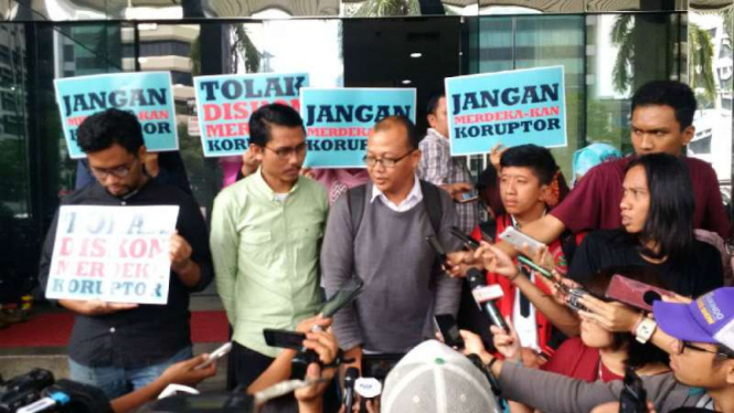 Koalisi masyarakat sipil mendesak pembatalan revisi aturan remisi bagi koruptor.