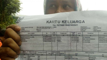 Seorang guru pada sekolah Yayasan Dian Didaktika di Kota Depok, Jawa Barat, menunjukkan kartu keluarga untuk Gloria Natapraja Hamel pada Selasa, 16 Agustus 2016.