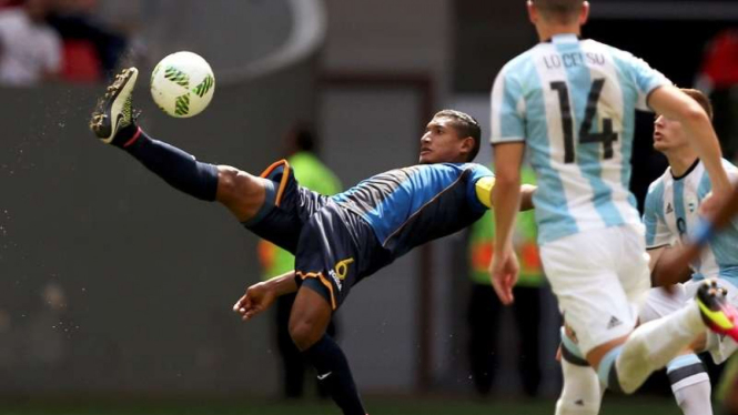 Gelandang Honduras, Bryan Acosta (kiri)