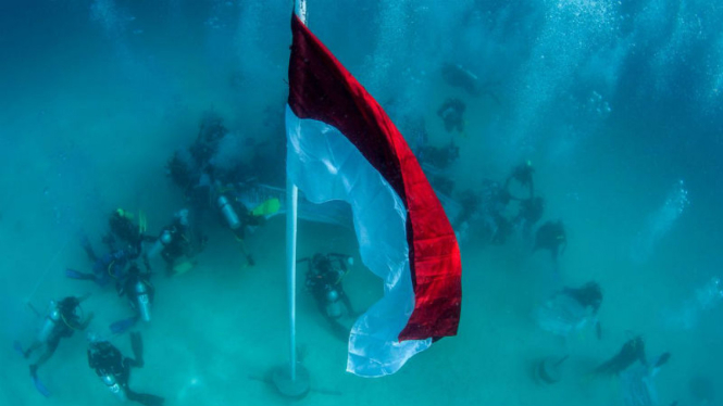 Pengibaran bendera merah putih di bawah laut Raja Ampat