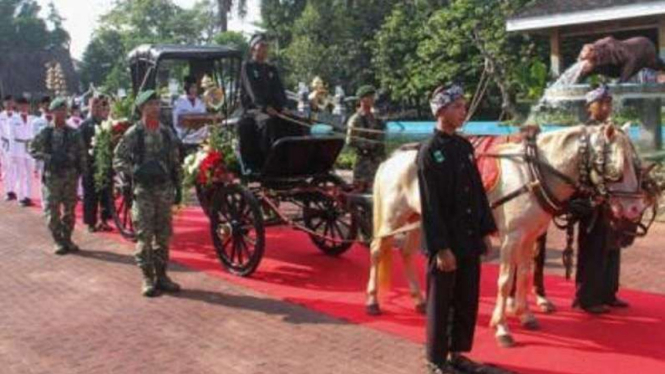 Kirab bendera dengan kereta kencana di Purwakarta