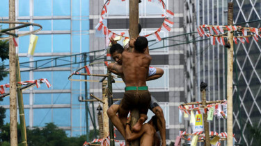 Lomba Panjat Pinang Massal Meriahkan HUT RI Ke-71