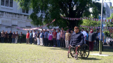 Aden Achmad saat ditunjuk menjadi pemimpin upacara hari kemerdekaan Indonesia di Lapangan Gedung Indonesia Menggugat (GIM) Bandung, Rabu (17/8/2016)