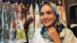 Cantik dengan Hijab Segi Empat ala Ria Miranda